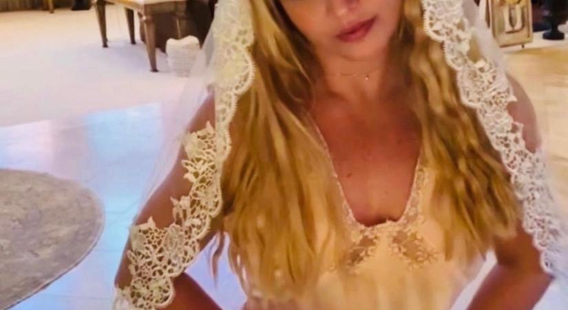 Aggódnak a rajongók: nyilvánosan őrjöngött Britney Spears egy étteremben - Videó
