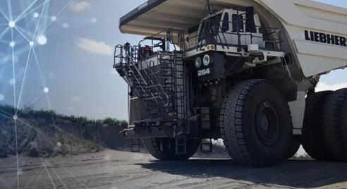 240 tonnás elektromos teherautó-monstrumot kezdenek használni egy bányában