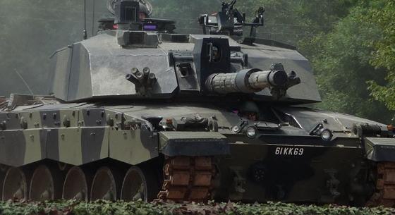 Brit tankokat és tüzérséget kapnak az ukránok