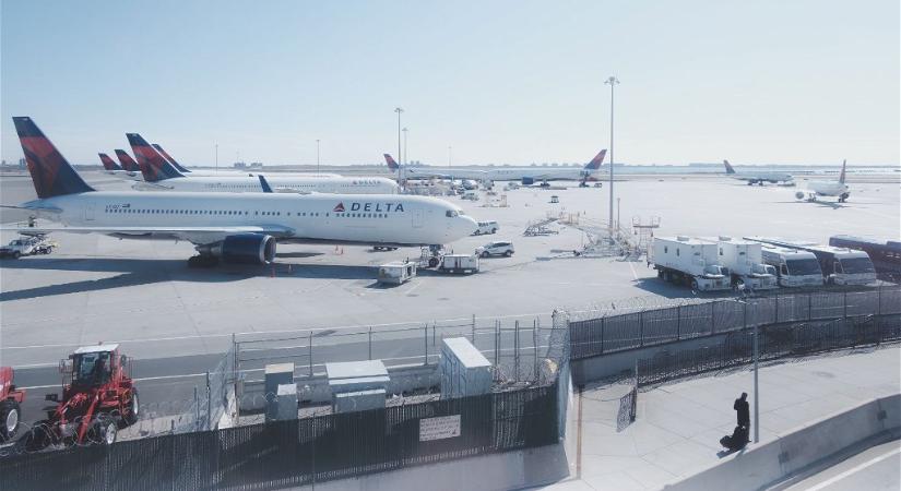 Vizsgálják az amerikai JFK repülőtéren két utasszállító között történt incidenst