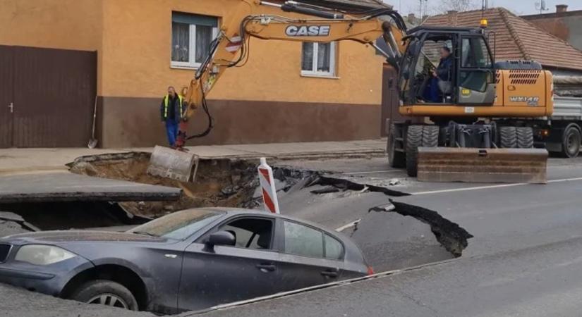 Mintha bombát dobtak volna Debrecen közepére, úgy néz ki most a BMW alatt beszakadt úttest