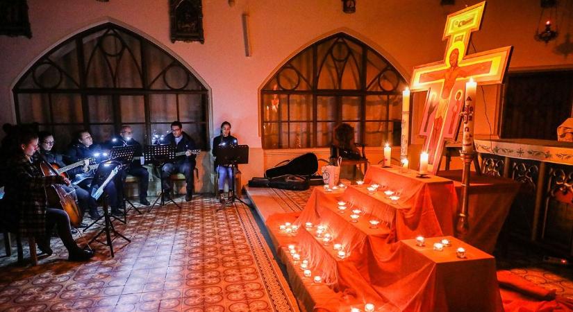 Énekek, imádságok és csendek: taizéi imaóra - Egymás felekezetéhez látogatnak a Krisztus-hívők - fotók, videó