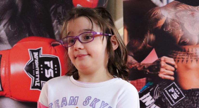 Összefogtak a magyar sportoló beteg húgáért, a 7 éves Hannáért