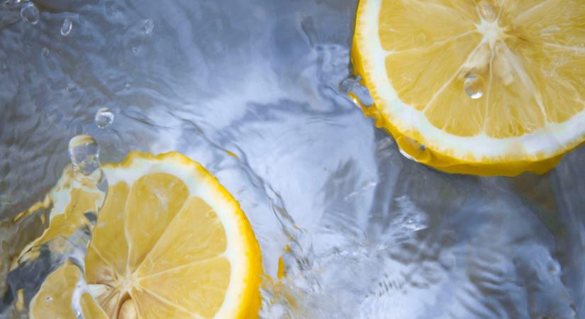 Ez történik a testeddel, ha minden reggel meleg vizet iszol citrommal – csupa jó dolog!