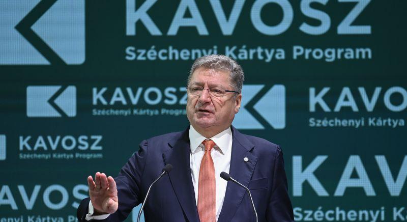Parragh László az árstopok kivezetéséről egyeztet valakivel a kormányból