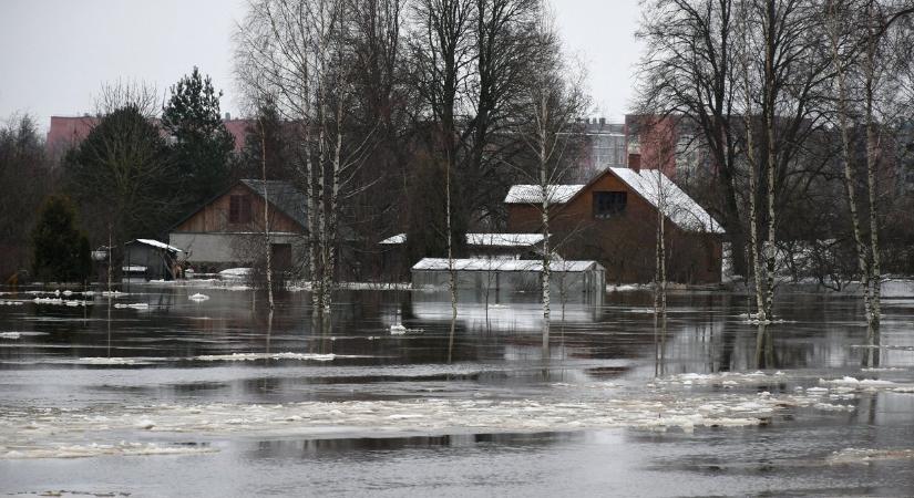 Hatalmas áradás Lettországban - gátszakadástól is tartanak