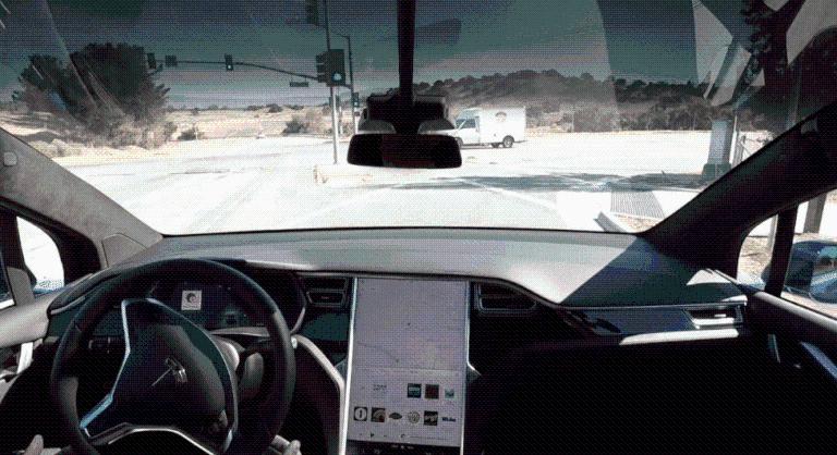 Kamuvideóval reklámozta az önvezetést a Tesla