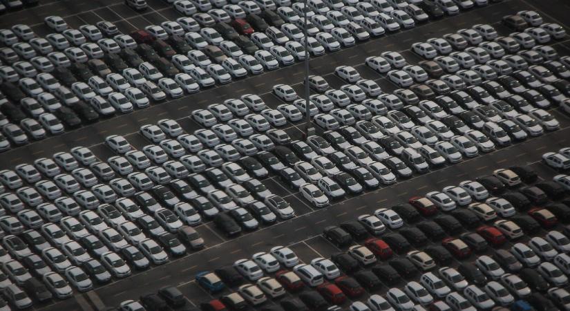 Az utolsó öt hónapban nőtt, az egész évben csökkent a forgalomba helyezett új autók száma az EU-ban