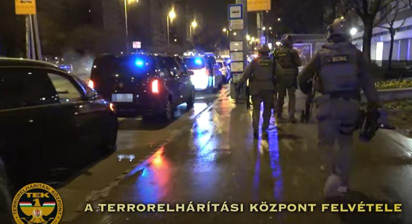 Videón, ahogy a TEK elfogta az élettársát bántalmazó, gyermekével bezárkózó férfit Óbudán