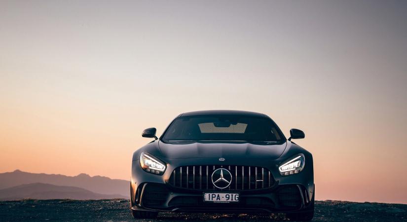 A Mercedes-Benz csaknem azonos mennyiségű autót értékesített tavaly