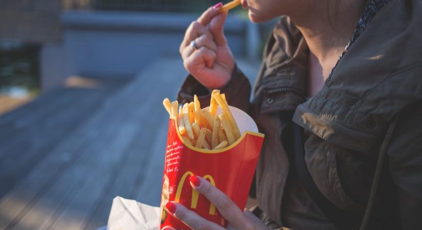 Nyami: egy brit nő csigára harapott, miközben a McDonald’s csirkefalatkáját eszegette