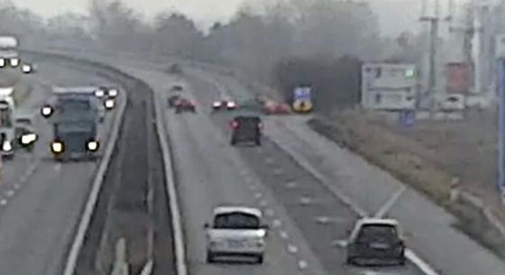Videó: Baleset lett a vége, hogy tolatni kezdett egy autós az M1-esen