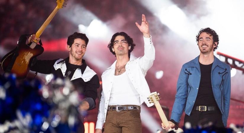 Így történt a lánykérés: a Jonas Brothers tagjai elmesélték, hogyan jegyezték el szerelmeiket