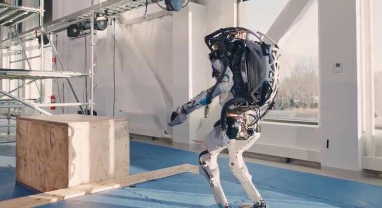 Félelmetesen ügyesen ugrál és dobál a Boston Dynamics humanoid robotja