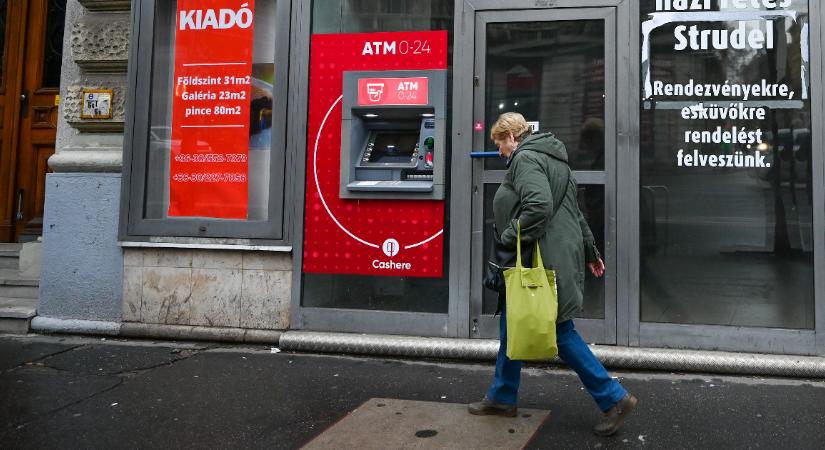 Kevés itthon az egy főre jutó ATM-ek száma, most bővíteni kell a bankoknak