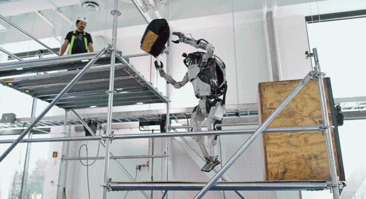 Egy új videóban megnézhetjük milyen sokat fejlődött Atlas, a Boston Dynamics emberszabású robotja