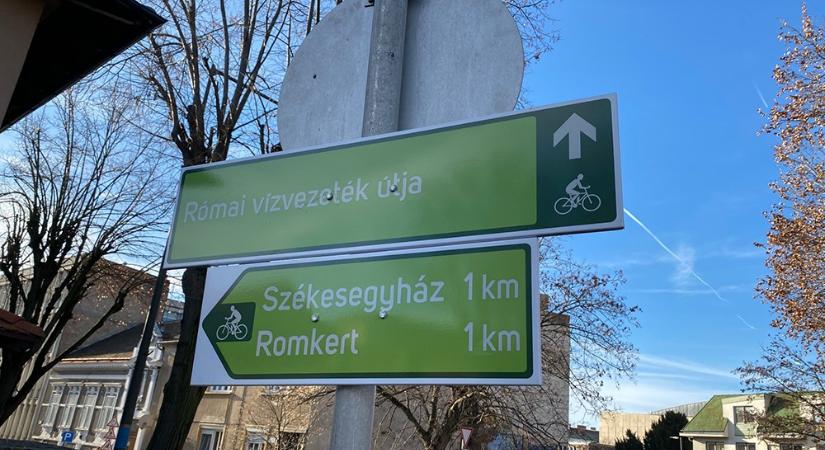 Tényleg szükséges kerékpáros útbaigazító táblákkal teletűzdelni a szombathelyi belvárost a GPS-ek korában?