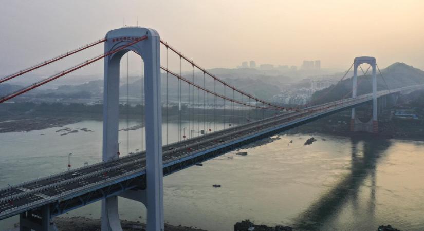 Különleges formájú híd húzódik a Jangce folyó fölött