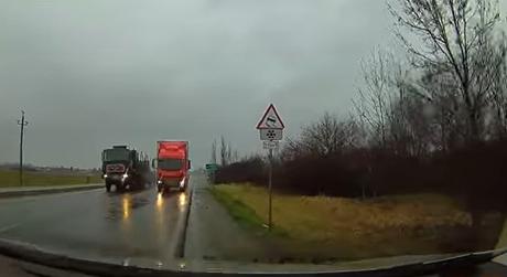 Videón, ahogy a szabálytalanul előző teherautó leszorítja az útról a szembejövő kocsit