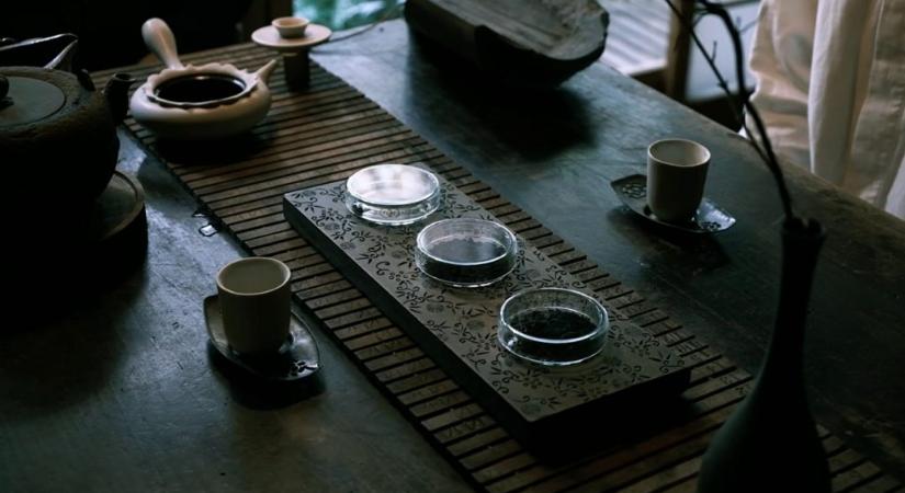 Egy kutató hernyóürülékből főz teát, aminek állítólag isteni az illata
