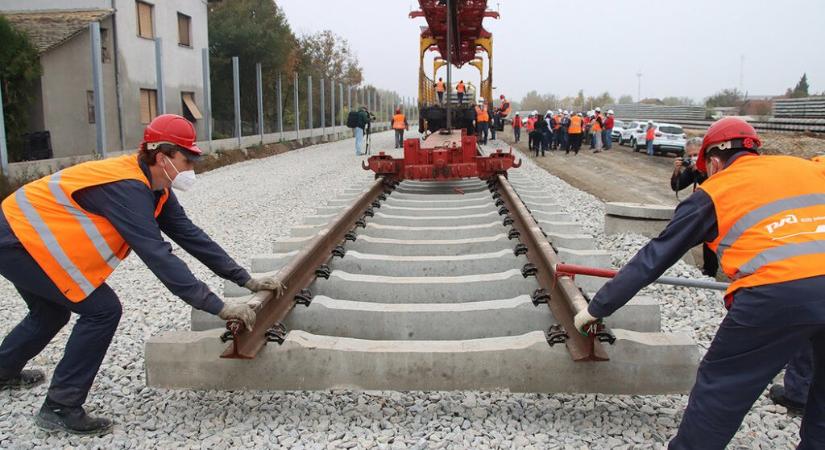 Jöttek a kínai munkagépek, felgyorsul a gyorsvasút építése Újvidék és Szabadka között