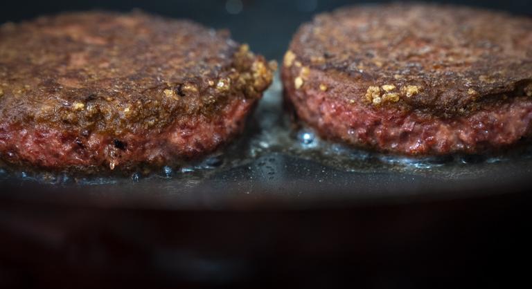 Még a hamburgerimádó Bill Gates is odáig van a húspótlókért