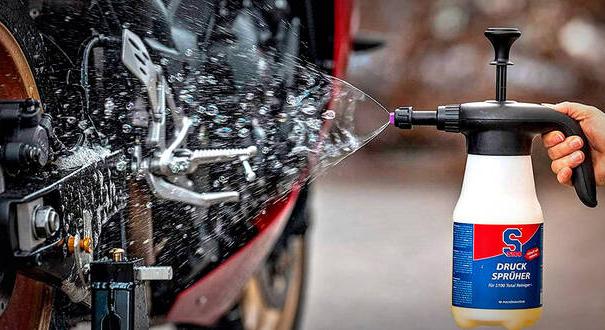Hogyan (ne) mosd le a motorod? – 10 hasznos tanács a téli/nyári motorápoláshoz
