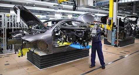 Bruttó közel 900 ezer forintos nyereségbónuszt kapnak a magyar Mercedes-gyár dolgozói
