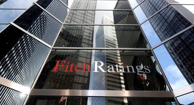 Stabilról negatívra változtatta hazánk adósbesoroláshoz tartozó kilátását a Fitch Ratings