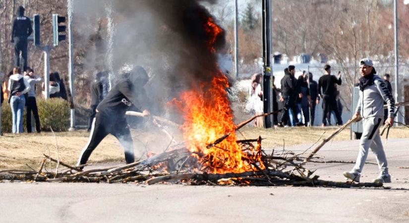 Koránt is égettek a Törökország elleni tüntetésen Stockholmban