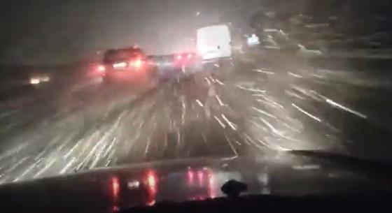 Videó: Szakad a hó az M3-as autópálya mentén is