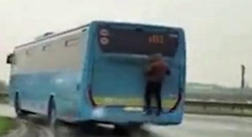 A busz hátuljára kapaszkodva utazott egy potyázó – videó