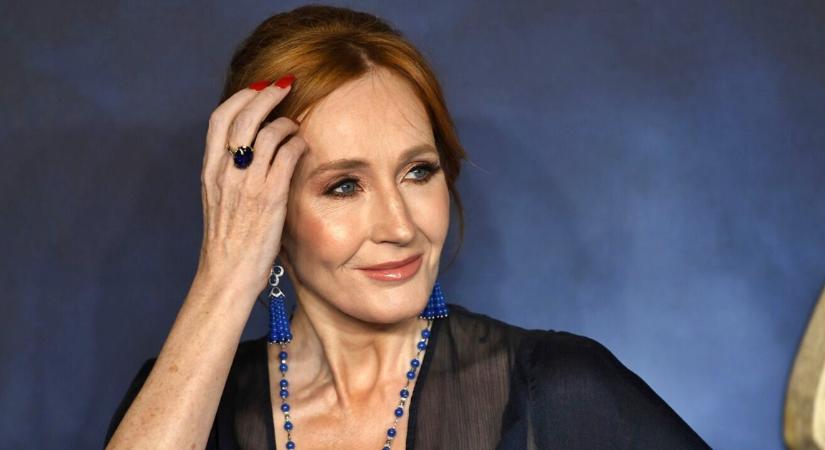 Le a kalappal! Az 57 éves J. K. Rowling 29 éves lánya, Jessica épp olyan meseszép, mint az anyukája