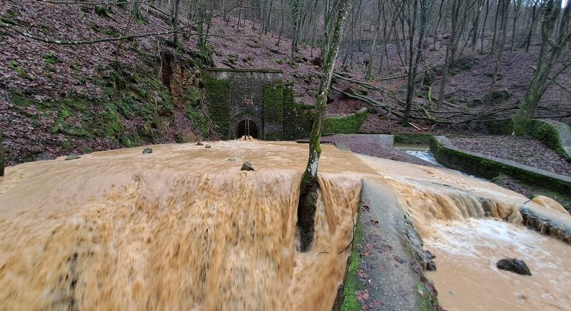 Az aggteleki cseppkőbarlangot elöntötte a víz, folyók lépnek ki medrükből az extrém esőzés miatt – Mi várható a Dunán?