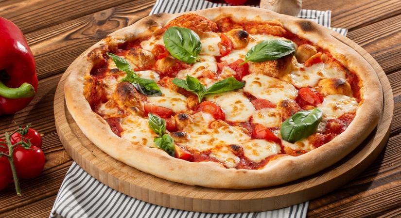 Ez a férfi az éttermek rémálma: először üresen, majd 25 különféle feltéttel rendelte meg pizzáját