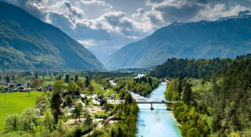 Smaragdzöld folyó csordogál az alpesi szurdokban: Szlovénia méltán híres csodája a Soča-völgy