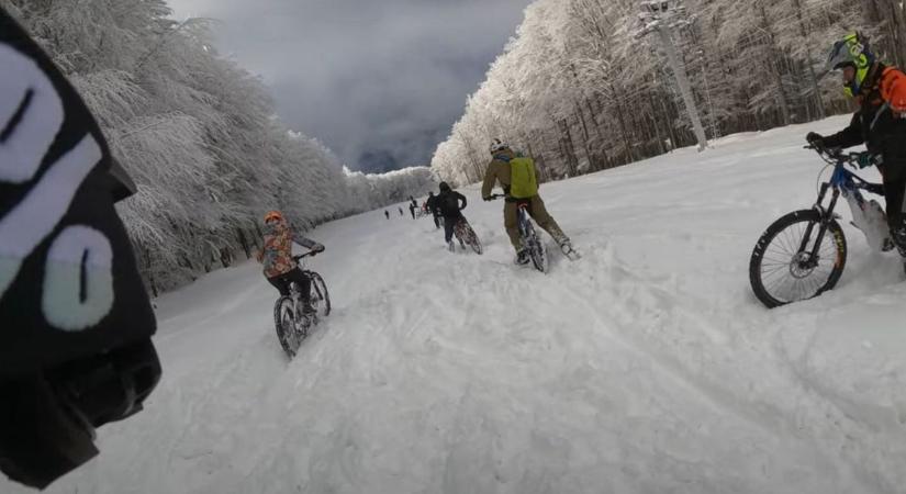 Extrém: biciklivel zúztak a hatalmas hóban Kékestetőn  videó