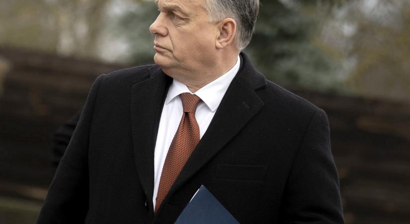 Orbán a magyar kultúra napján: „Talán térdeljünk le a focipálya közepén?”