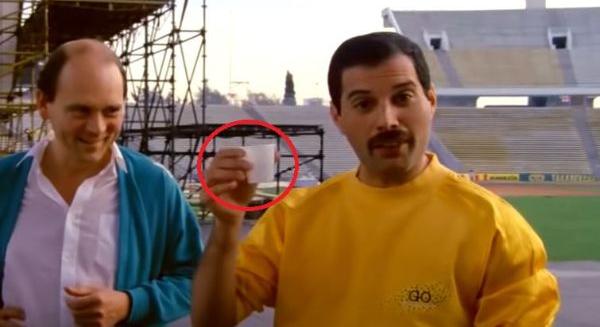 Nem akármilyen videót találtunk: Freddie Mercury magyar pálinkát kóstol! Kiderül, ízlett-e neki