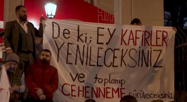 Felgyújtottak egy svéd zászlót a tüntetők Isztambulban válaszul arra, hogy Stockholmban nyilvánosan elégetettek egy Koránt