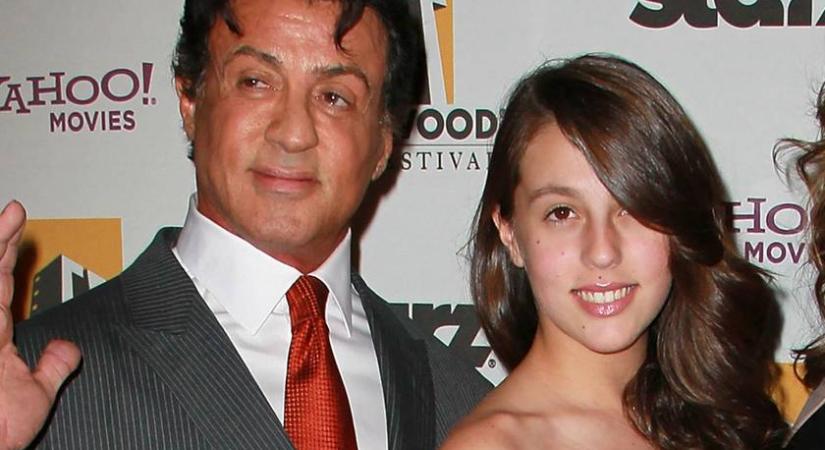 Sylvester Stallone legidősebb lánya angyali szépség: a 26 éves Sophiából szőke bombázó lett