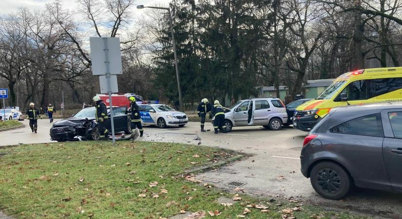 Hármas karambol történt Szegeden: mentők, tűzoltók és rendőrök is a helyszínen