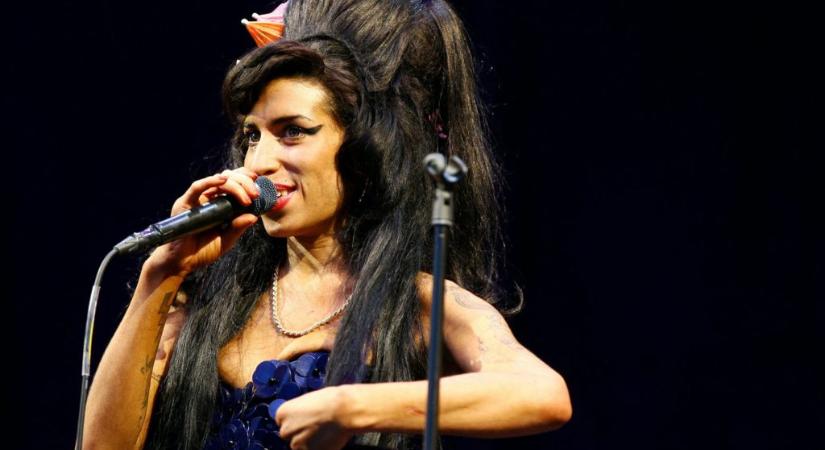 Kiakadtak a rajongók, de Amy Winehouse apja megvédte a lányát alakító színésznőt
