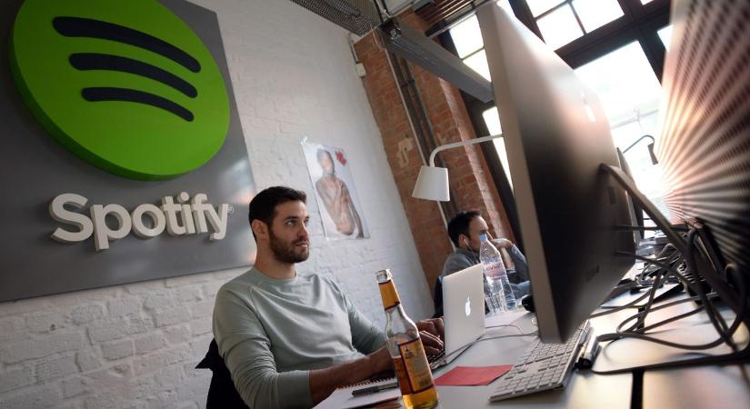 Nem hoz elég pénzt a podcast, nagy leépítésbe kezd a Spotify