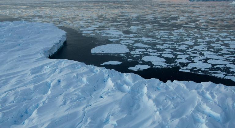 Óriási jégtábla szakadt le az Antarktisztól