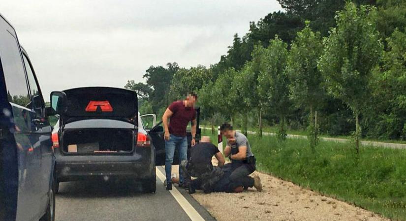 Megtámadta a rendőrt egy embercsempész Szegeden