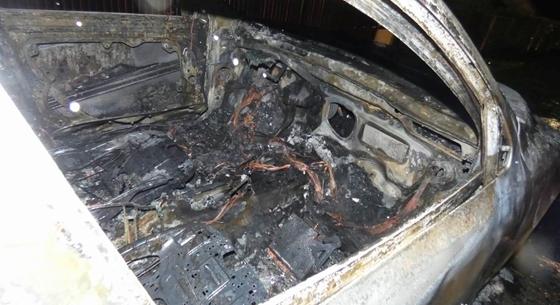 Lelocsolt üzemanyaggal és felgyújtott egy autót egy litkei férfi