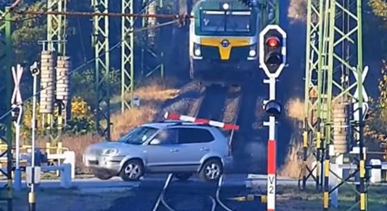 A lehajtott sorompót áttörve hajtott át az érkező vonat előtt a sofőr – videó