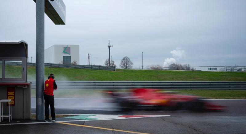 Ébredezik téli álmából az F1: pályán a Ferrari és az AlphaTauri