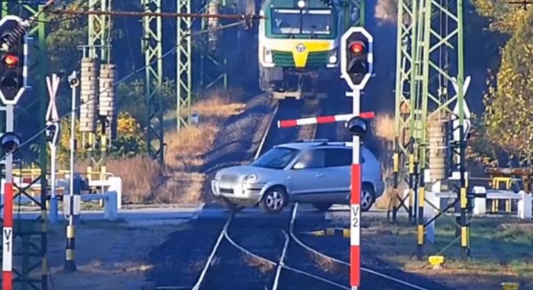 Érkező vonat előtt tépte le a vasúti átjáró sorompóját egy győri nő